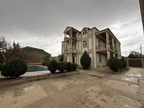 7 otaqlı həyət evi/bağ evi - Novxanı q. - 500 m²