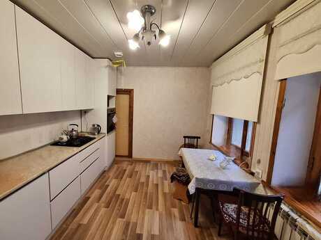 6 otaqlı həyət evi/bağ evi - Gənclik m. - 150 m²