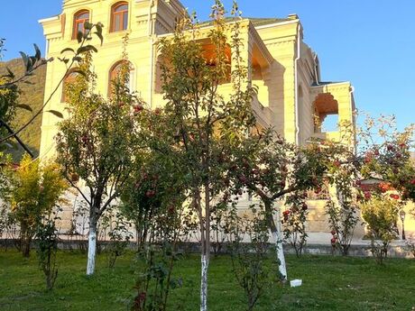 6 otaqlı həyət evi/bağ evi - Qax - 460 m²