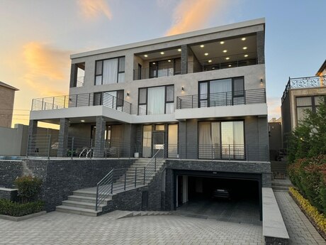 8 otaqlı həyət evi/bağ evi - Səbail r. - 700 m²