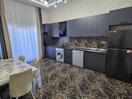 4 otaqlı həyət evi/bağ evi - Mərdəkan q. - 180 m²