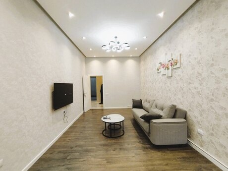 2-комн. новостройка - м. 28 мая - 70.8 м²