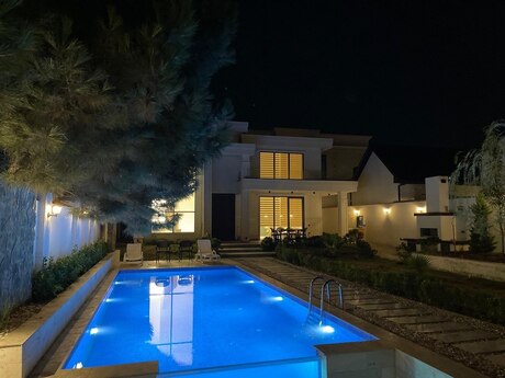 4 otaqlı həyət evi/bağ evi - Şüvəlan q. - 220 m²