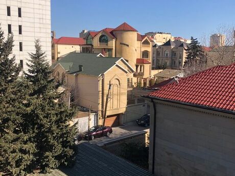6 otaqlı həyət evi/bağ evi - Gənclik m. - 380 m²