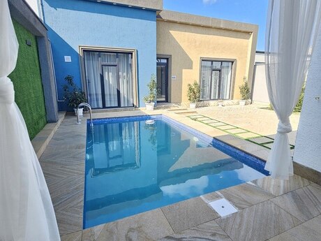 4 otaqlı həyət evi/bağ evi - Şüvəlan q. - 135 m²
