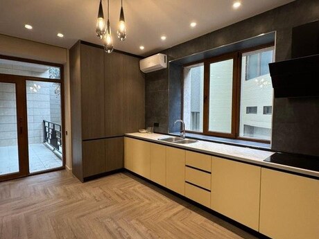 3 otaqlı yeni tikili - Şıxov q. - 158 m²
