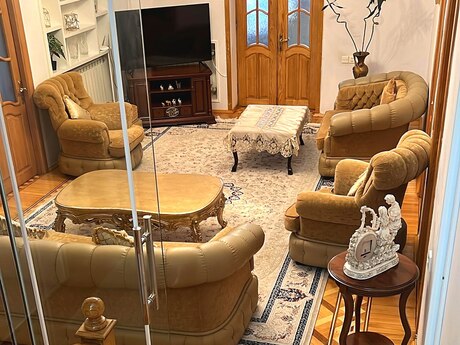 7 otaqlı həyət evi/bağ evi - M.Ə.Rəsulzadə q. - 350 m²
