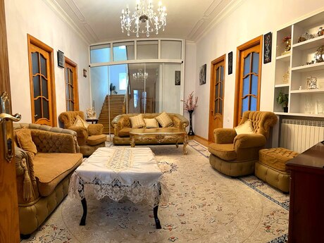 7 otaqlı həyət evi/bağ evi - M.Ə.Rəsulzadə q. - 350 m²