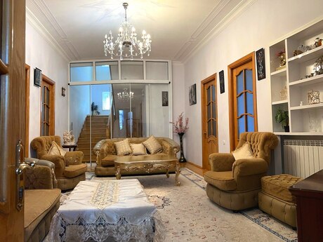 7 otaqlı həyət evi/bağ evi - M.Ə.Rəsulzadə q. - 350 m²