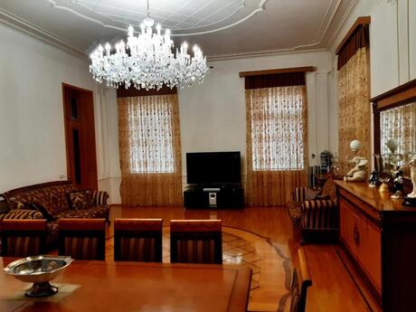 8 otaqlı həyət evi/bağ evi - Gənclik m. - 468 m²