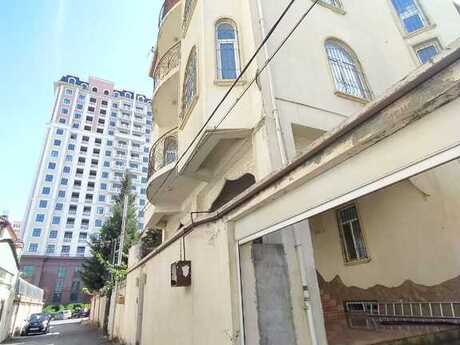 8 otaqlı həyət evi/bağ evi - İnşaatçılar m. - 650 m²