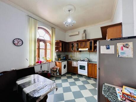 10 otaqlı həyət evi/bağ evi - Azadlıq Prospekti m. - 500 m²