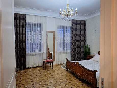 7 otaqlı həyət evi/bağ evi - Bakıxanov q. - 300 m²