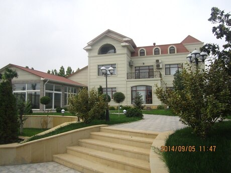 8 otaqlı həyət evi/bağ evi - Novxanı q. - 600 m²