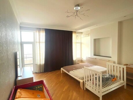 4 otaqlı yeni tikili - Elmlər Akademiyası m. - 175 m²