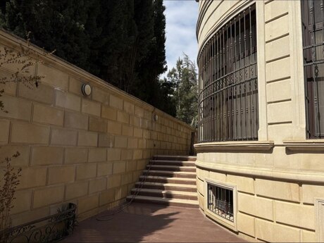 8 otaqlı həyət evi/bağ evi - Azadlıq Prospekti m. - 600 m²