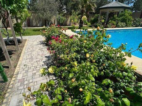 5 otaqlı həyət evi/bağ evi - Mərdəkan q. - 400 m²