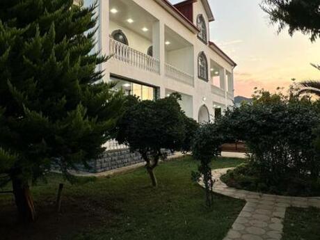 8 otaqlı həyət evi/bağ evi - Mərdəkan q. - 400 m²