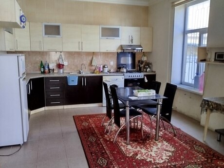 8 otaqlı həyət evi/bağ evi - Novxanı q. - 270 m²