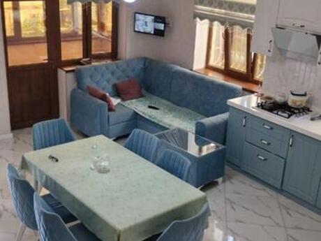 5 otaqlı həyət evi/bağ evi - Novxanı q. - 300 m²