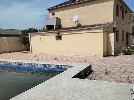 6 otaqlı həyət evi/bağ evi - Novxanı q. - 240 m²