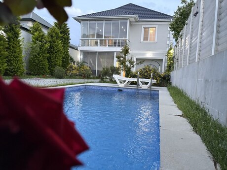 5 otaqlı həyət evi/bağ evi - Mərdəkan q. - 240 m²