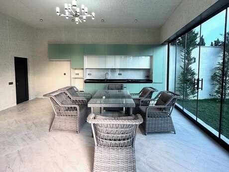 4 otaqlı həyət evi/bağ evi - Şüvəlan q. - 380 m²