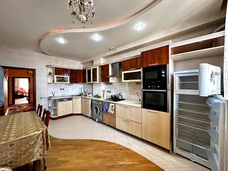 3-комн. новостройка - м. Кара Караев - 135 м²