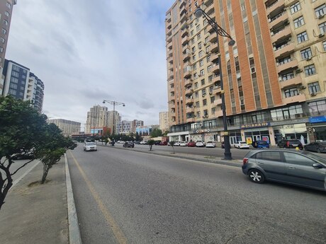 Obyekt - İnşaatçılar m. - 215 m²