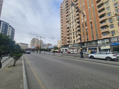 Obyekt - İnşaatçılar m. - 215 m²