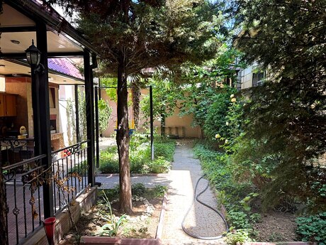 5 otaqlı həyət evi/bağ evi - Qara Qarayev m. - 250 m²