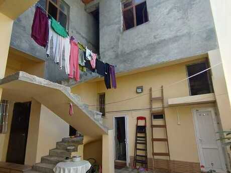 8 otaqlı həyət evi/bağ evi - İnşaatçılar m. - 200 m²