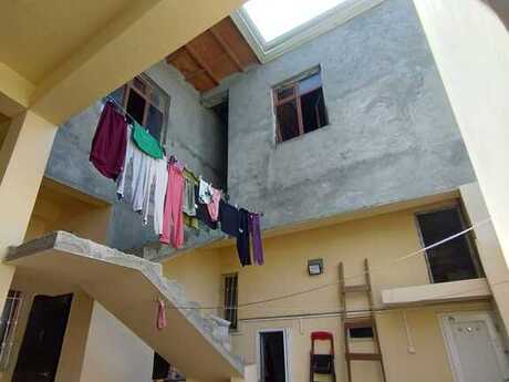 8 otaqlı həyət evi/bağ evi - İnşaatçılar m. - 200 m²