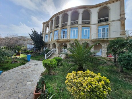 8 otaqlı həyət evi/bağ evi - Buzovna q. - 500 m²
