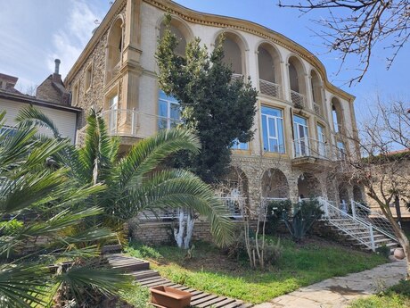 8 otaqlı həyət evi/bağ evi - Buzovna q. - 500 m²