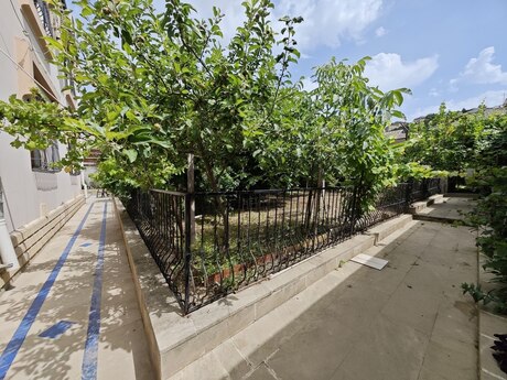 6 otaqlı həyət evi/bağ evi - Qaraçuxur q. - 280 m²