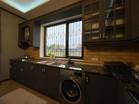 6 otaqlı həyət evi/bağ evi - Qax - 450 m²