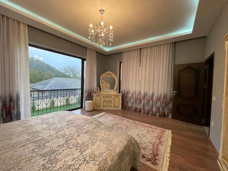6 otaqlı həyət evi/bağ evi - Qax - 450 m²