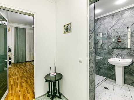 3-room apartment for rent, 103 m², Sahil: 65 ₼/mo 5