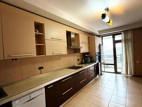 4-комн. новостройка - м. Сахил - 215 м²