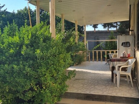 8 otaqlı həyət evi/bağ evi - Şüvəlan q. - 368 m²