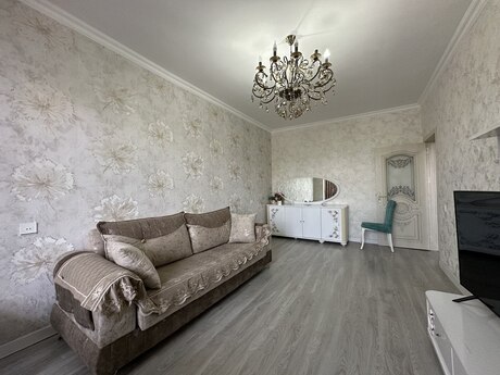 4 otaqlı köhnə tikili - Bakıxanov q. - 100 m²