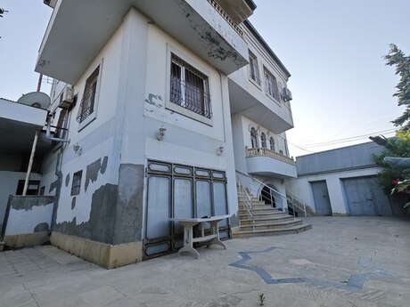 8 otaqlı həyət evi/bağ evi - Bakıxanov q. - 380 m²
