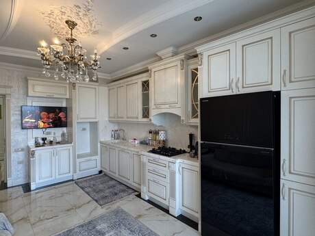 4 otaqlı yeni tikili - 8 Noyabr m. - 185 m²