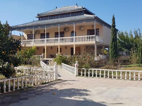 5 otaqlı həyət evi/bağ evi - Novxanı q. - 200 m²
