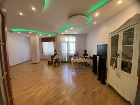 4 otaqlı yeni tikili - 28 May m. - 200 m²