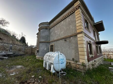 8 otaqlı həyət evi/bağ evi - Qaraçuxur q. - 420 m²