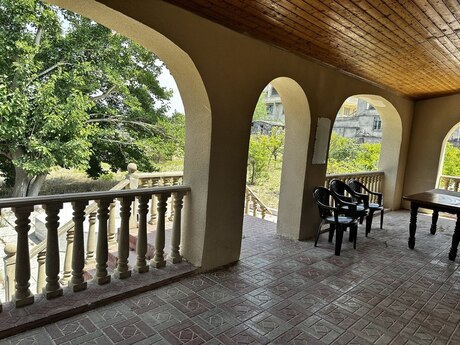 4 otaqlı həyət evi/bağ evi - Novxanı q. - 200 m²