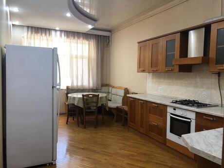 4 otaqlı yeni tikili - İnşaatçılar m. - 200 m²