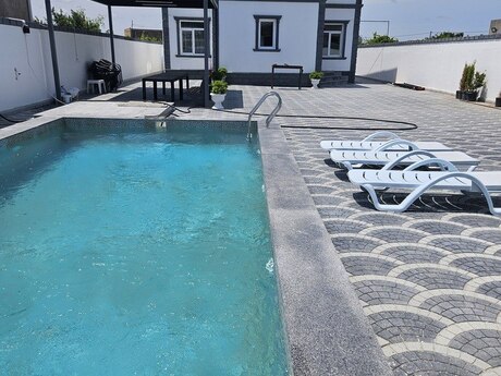 6 otaqlı həyət evi/bağ evi - Buzovna q. - 200 m²